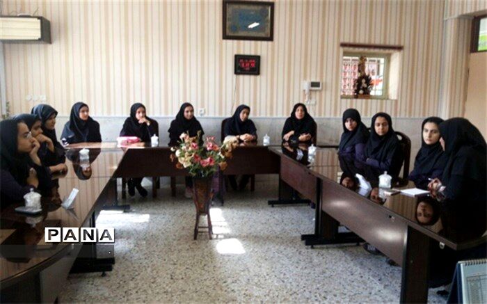 نشست مدیر و رابط پژوهشی دبیرستان دخترانه فرزانگان دوره دوم با دانش آموزان المپیادی