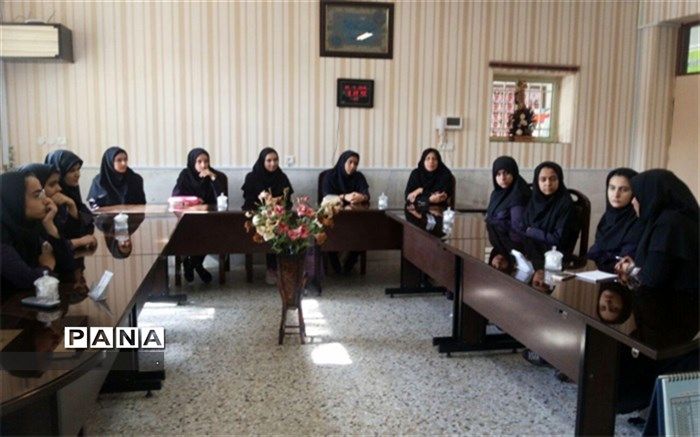 نشست مدیر و رابط پژوهشی دبیرستان دخترانه فرزانگان دوره دوم با دانش آموزان المپیادی