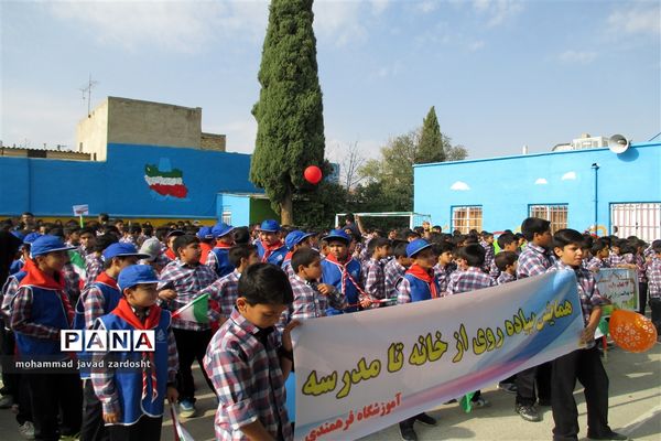 اجرای پیاده‌روی از «خانه تا مدرسه» به مناسبت هفته تربیت بدنی در نی ریز