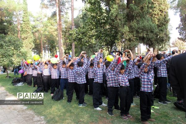 اجرای پیاده‌روی از «خانه تا مدرسه» به مناسبت هفته تربیت بدنی در نی ریز