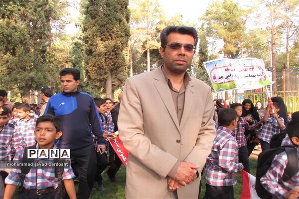 اجرای پیاده‌روی از «خانه تا مدرسه» به مناسبت هفته تربیت بدنی در نی ریز