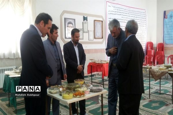 برگزاری جشنواره غذای سالم دردبیرستان فخرالزمان قریب