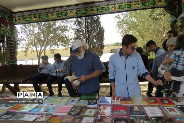 برپایی بازارچه فرهنگی کتاب در دبیرستان شهید صدوقی دوره اول ناحیه 2 یزد