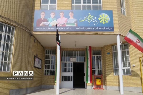 برپایی بازارچه فرهنگی کتاب در دبیرستان شهید صدوقی دوره اول ناحیه 2 یزد