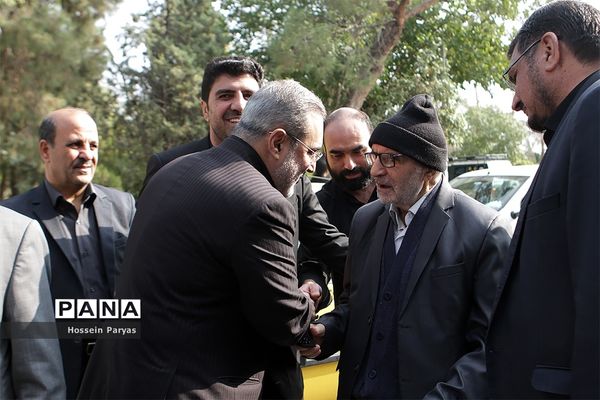 ادای احترام وزیر آموزش و پرورش به مقام شهید محمد حسین فهمیده