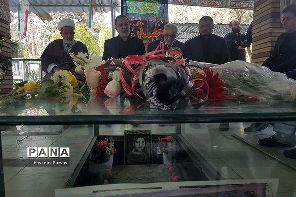 ادای احترام وزیر آموزش و پرورش به مقام شهید محمد حسین فهمیده