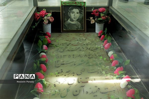 ادای احترام وزیر آموزش و پرورش به مقام شهید محمد حسین فهمیده