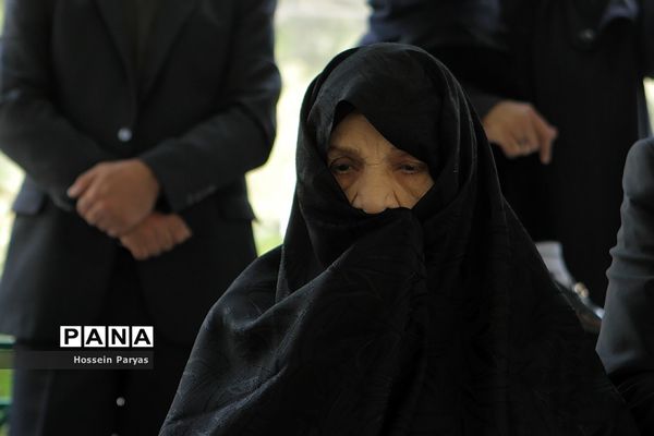 ادای احترام وزیر آموزش و پرورش به مقام شهید محمد حسین فهمیده