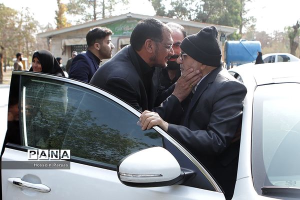 ادای احترام وزیر آموزش و پرورش به مقام شهید محمد حسین فهمیده