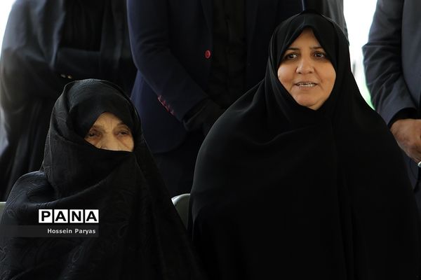 ادای احترام وزیر آموزش و پرورش به مقام شهید محمد حسین فهمیده