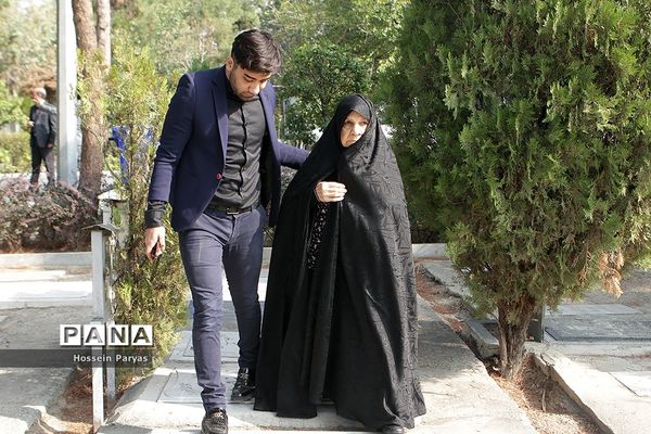 ادای احترام وزیر آموزش و پرورش به مقام شهید محمد حسین فهمیده