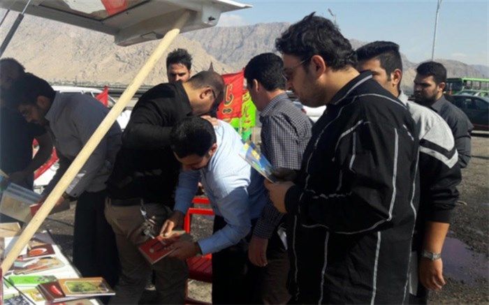 کانون لرستان به زائران کتاب هدیه داد