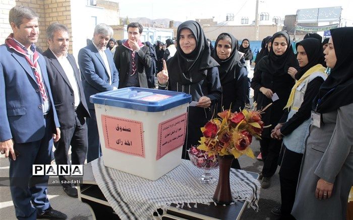 "صداقت"،" درستکاری" و “عدالت "سه عنصر اصلی برای رسیدن به فعل اجتماعی دانش آموزان می باشد