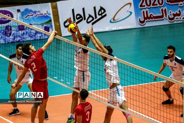 دیدار تیم‌های پیکان و دورتا ارومیه از سری رقابت‌های لیگ برتر والیبال کشور