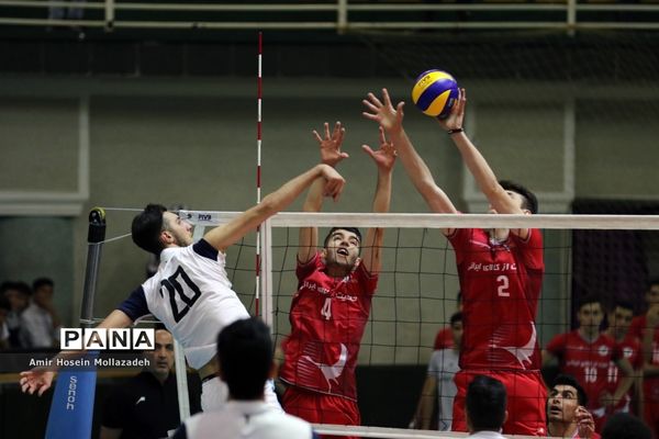 دیدار تیم‌های پیکان و دورتا ارومیه از سری رقابت‌های لیگ برتر والیبال کشور