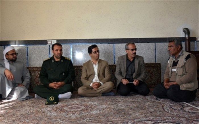 مدیر آموزش و پرورش دیواندره  با خانواده های معزز شهدای دانش آموزی دیدار کرد