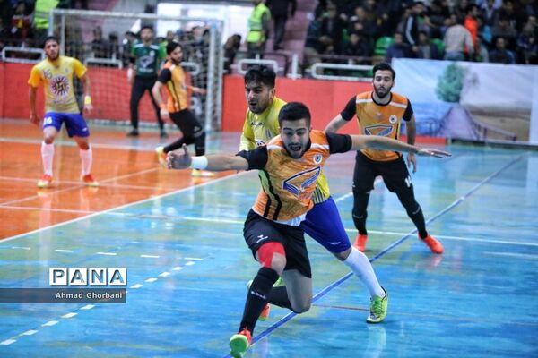دیدار تیم‌های شهروند ساری و فرش‌آرا مشهد