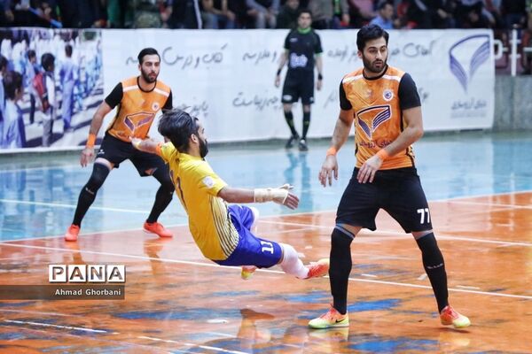 دیدار تیم‌های شهروند ساری و فرش‌آرا مشهد