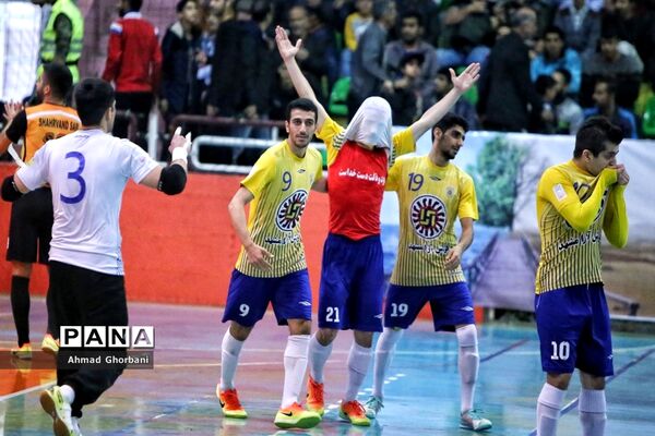 دیدار تیم‌های شهروند ساری و فرش‌آرا مشهد