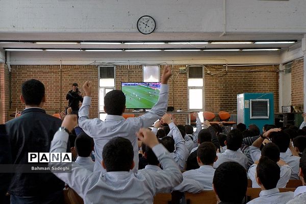 تماشای بازی پرسپولیس و کاشیما آنتلرز در دبیرستان البرز