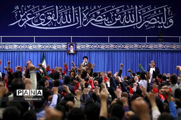 دیدار دانش‌آموزان و دانشجویان با مقام معظم رهبری