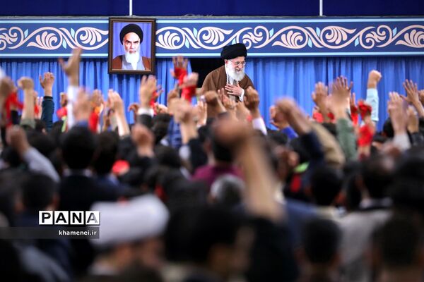 دیدار دانش‌آموزان و دانشجویان با مقام معظم رهبری
