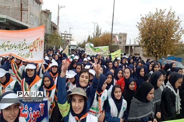 حضور پیشتازان منطقه کشاورز در راهپیمایی ۱۳ آبان