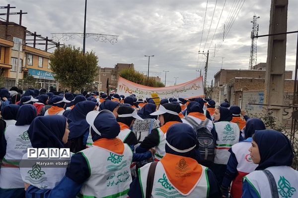 حضور پیشتازان منطقه کشاورز در راهپیمایی ۱۳ آبان