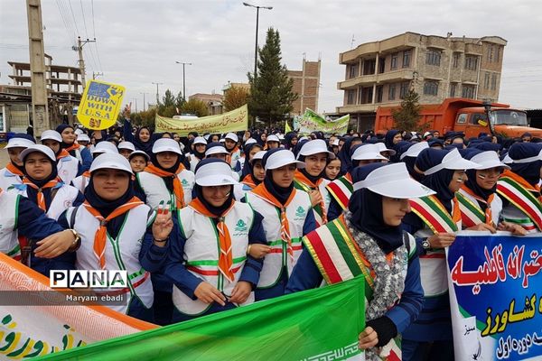 حضور پیشتازان منطقه کشاورز در راهپیمایی ۱۳ آبان