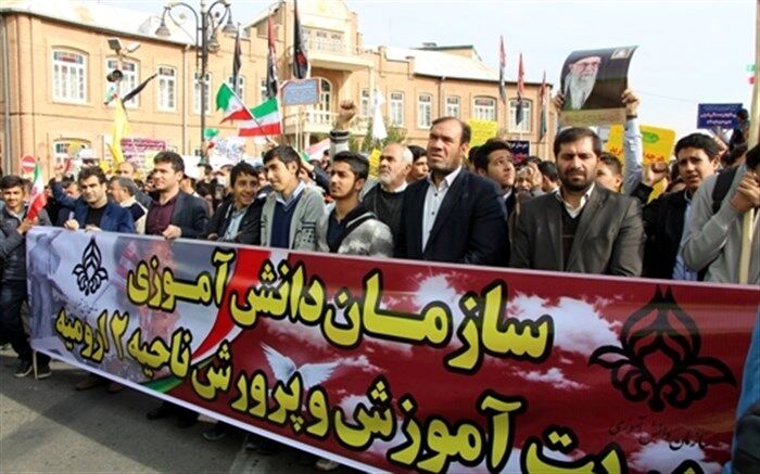 حرکت منسجم  دانش آموزان در راهیمایی 13 آبان مشتی بردهان استکبار
