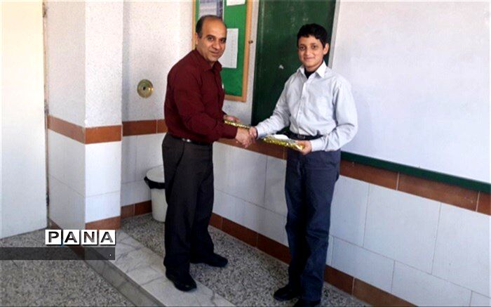 تجلیل از دانش آموزانی که نتیجه فوتبال را پیش بینی کرده بودند