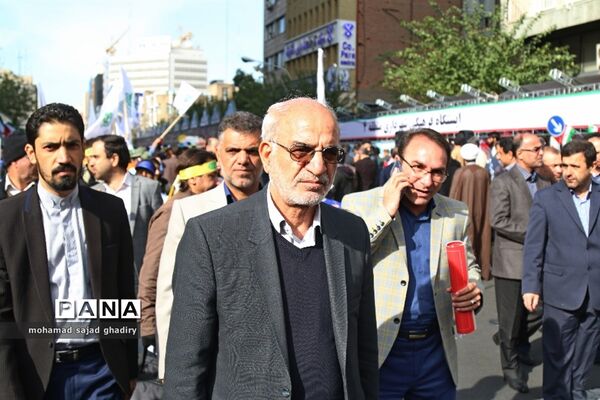 مراسم راهپیمایی ۱۳ آبان  با حضور مقامات لشکری و کشوری