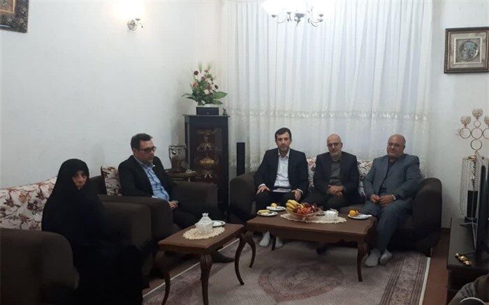 دیدار مدیر کل آموزش و پرورش آذربایجان غربی با خانواده دانش اموز شهید