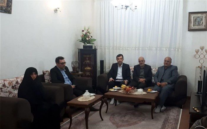 دیدار مدیر کل آموزش و پرورش آذربایجان غربی با خانواده دانش اموز شهید