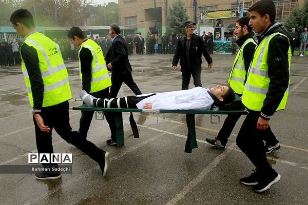 مانور پدافند غیرعامل در صبحگاه مشترک دانش‌آموزی