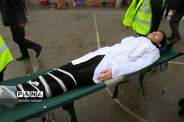 مانور پدافند غیرعامل در صبحگاه مشترک دانش‌آموزی