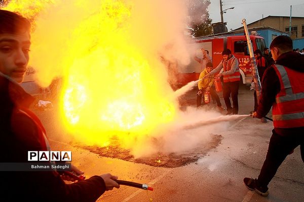 مانور پدافند غیرعامل در صبحگاه مشترک دانش‌آموزی