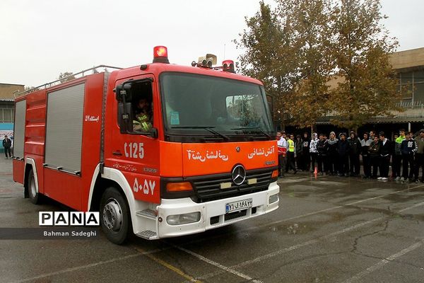 مانور پدافند غیرعامل در صبحگاه مشترک دانش‌آموزی
