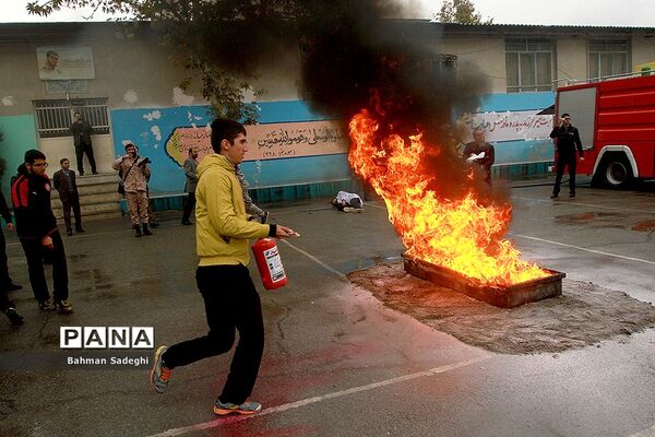 مانور پدافند غیرعامل در صبحگاه مشترک دانش‌آموزی