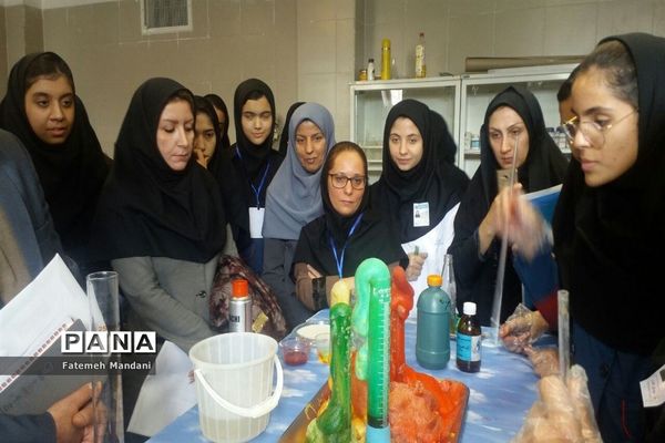 بازدید مسئولان آموزش و پرورش ملارد ازآزمایشگاه دبیرستان شهدای اقتدار