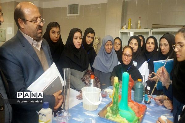 بازدید مسئولان آموزش و پرورش ملارد ازآزمایشگاه دبیرستان شهدای اقتدار
