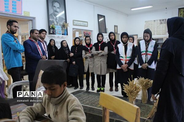 بازدید دانش آموزان پیشتاز از کتابخانه استاد کامبوزیا در زاهدان