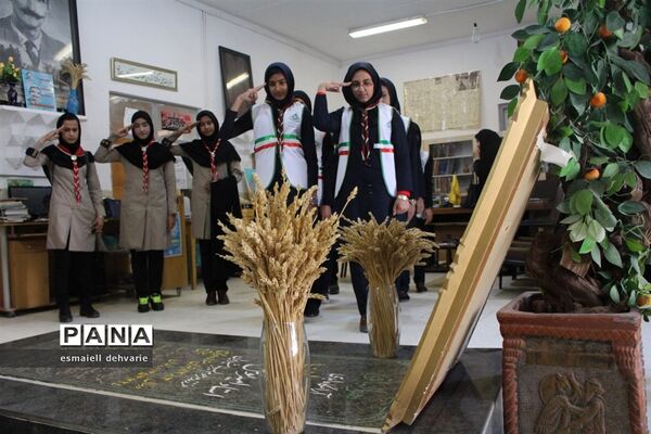 بازدید دانش آموزان پیشتاز از کتابخانه استاد کامبوزیا در زاهدان