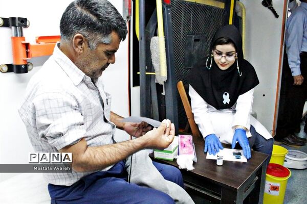 استقرار اتوبوس ارائه خدمات رایگان بهداشتی به‌مناسبت هفته ملی دیابت در پارک آزادگان بیرجند