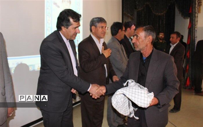 فرماندار و رییس آموزش و پرورش بویراحمد از خانواده دانش آموز شهید کرامت احسانی تجلیل نمودند