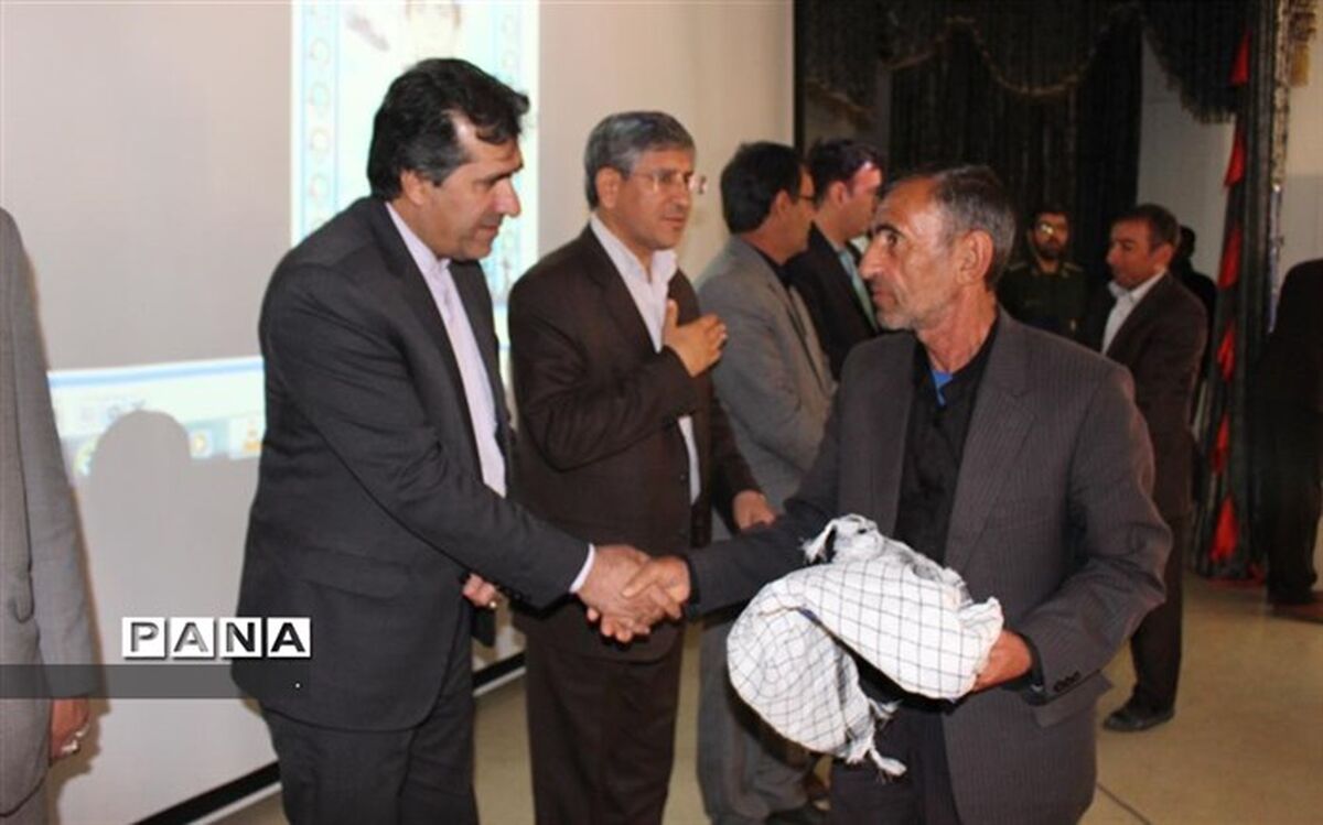 فرماندار و رییس آموزش و پرورش بویراحمد از خانواده دانش آموز شهید کرامت احسانی تجلیل نمودند