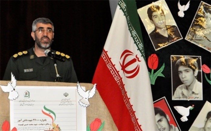 دانش‌آموزان باید با نحوه شکل‌گیری و علل انقلاب اسلامی و خدمات آن آشنا شوند.