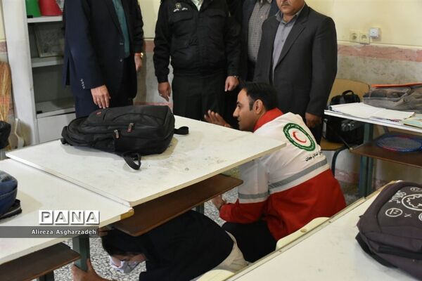 مانور زلزله در مدرسه طلیعه انقلاب بابلسر