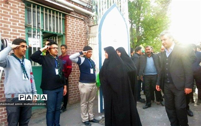 خدمت رسانی  به زائرین پیاده در پایگاه دبیرستان شاهد حکمت ناحیه 3