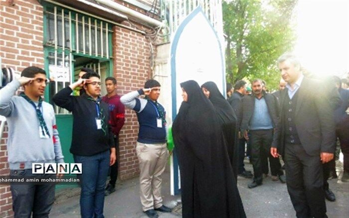 خدمت رسانی  به زائرین پیاده در پایگاه دبیرستان شاهد حکمت ناحیه 3